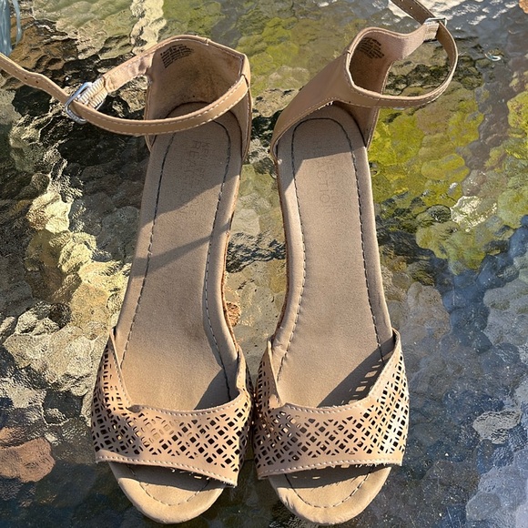Kenneth Cole Reaction Sole Ness Wedge Sandal Sz 8 - Picture 1 of 11